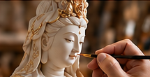 师傅为白色金饰观音神像细心上色